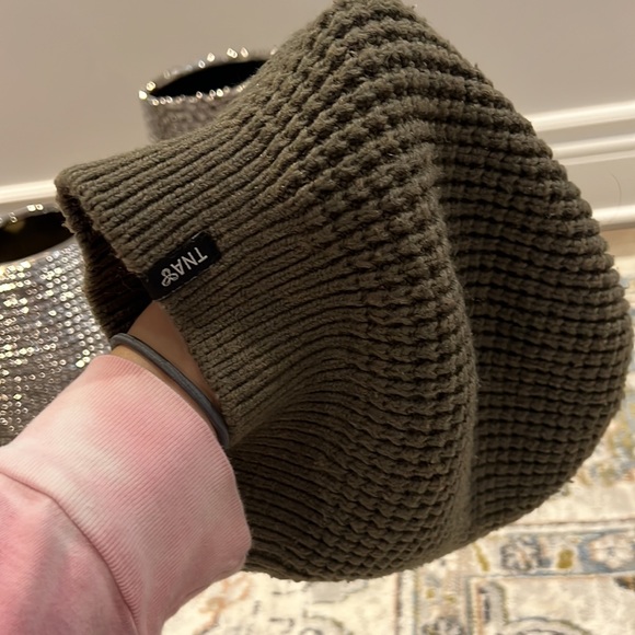 Army green TNA beanie from Aritzia - Picture 2 of 5